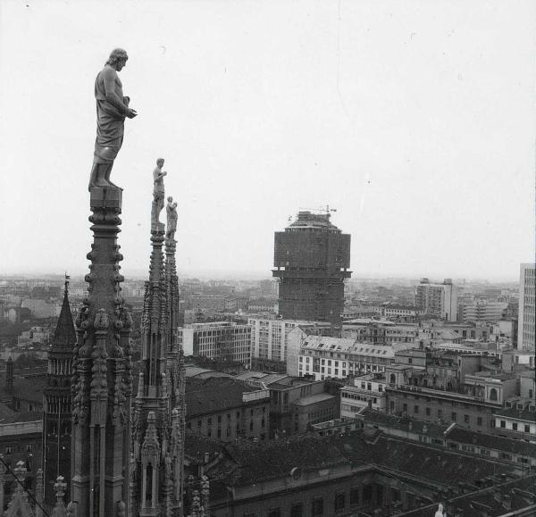 Milano - Veduta urbana - Torre Velasca - cantiere