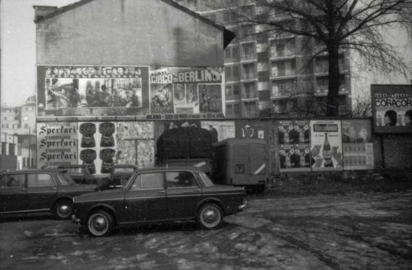 Milano - Veduta urbana - manifesti - automobile