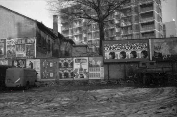 Milano - Veduta urbana - manifesti - autovettura