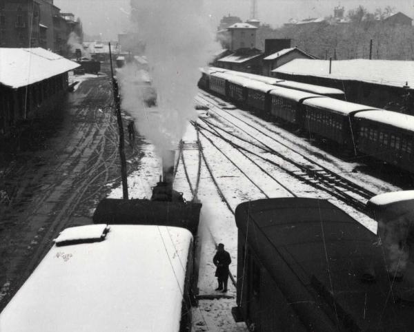 Milano - Veduta urbana animata - ferrovia - neve