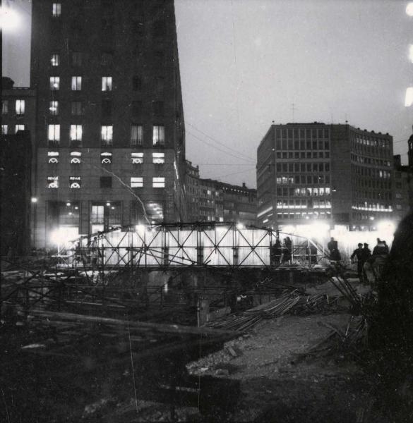 Milano - Veduta urbana animata - cantiere - notturno