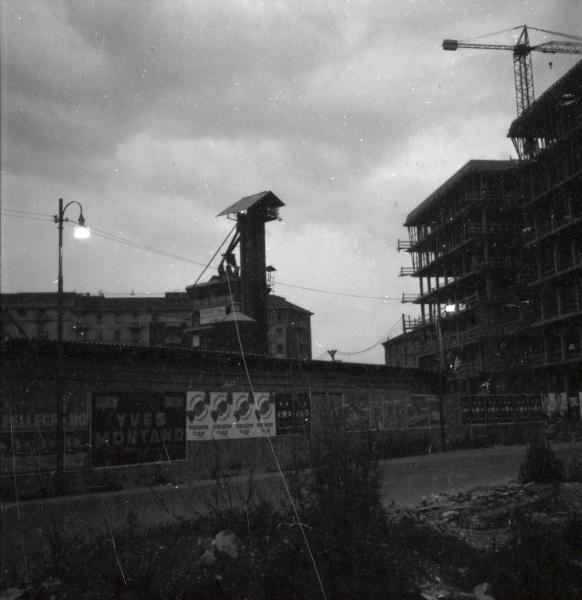 Milano - Veduta urbana - cantieri - manifesti - notturno