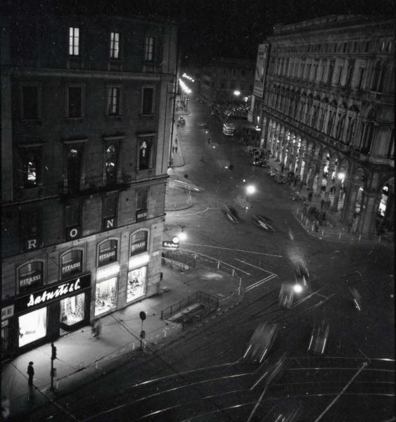 Milano - Veduta urbana animata - autovetture - notturno