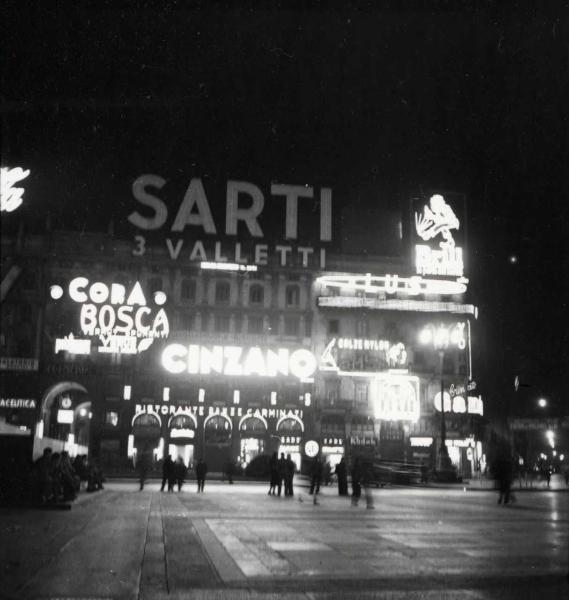 Milano - Veduta urbana animata - piazza del Duomo - Palazzo Carminati - notturno