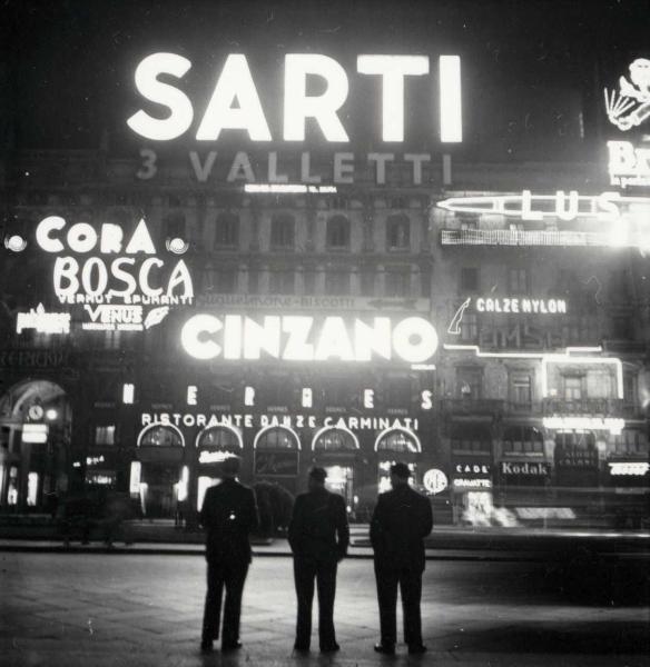 Milano - Veduta urbana animata - piazza del Duomo - Palazzo Carminati - notturno