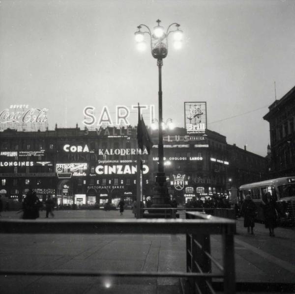 Milano - Veduta urbana animata - piazza del Duomo - Palazzo Carminati - notturno