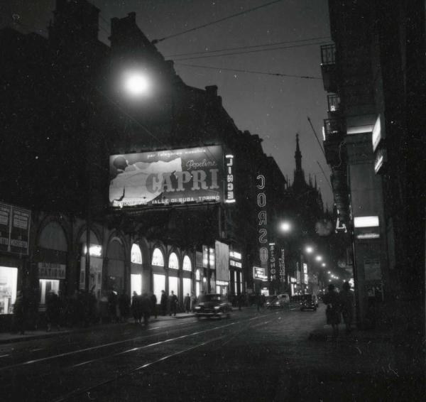 Milano - Veduta urbana animata - notturno