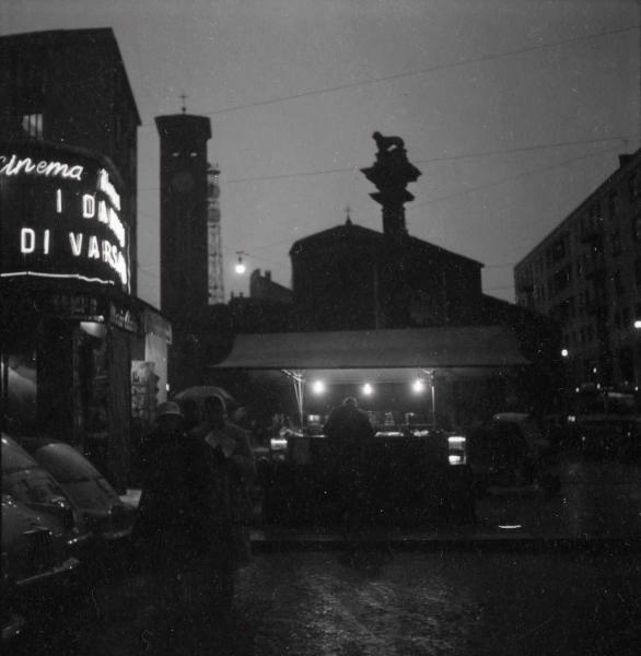 Milano - Veduta urbana animata - piazza San Babila - notturno