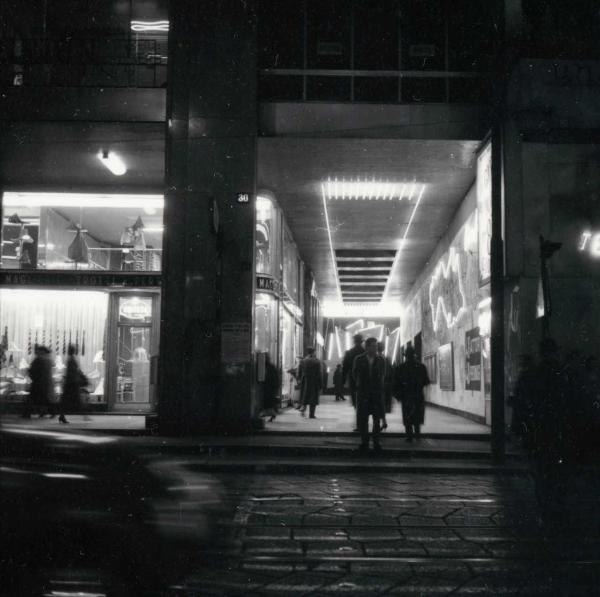 Milano - Veduta urbana animata - notturno