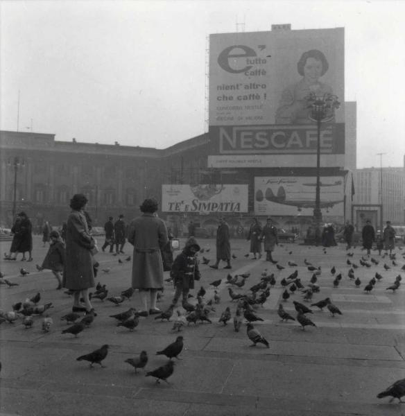 Milano - Veduta urbana animata - piazza del Duomo