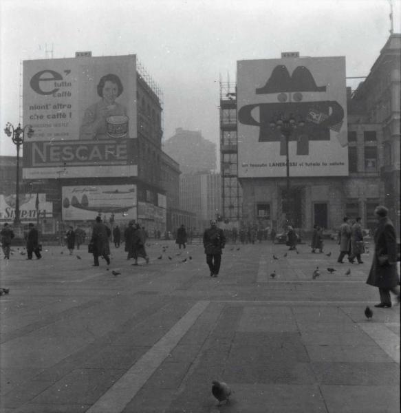 Milano - Veduta urbana animata - piazza del Duomo