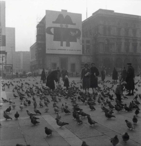 Milano - Veduta urbana animata - piazza del Duomo