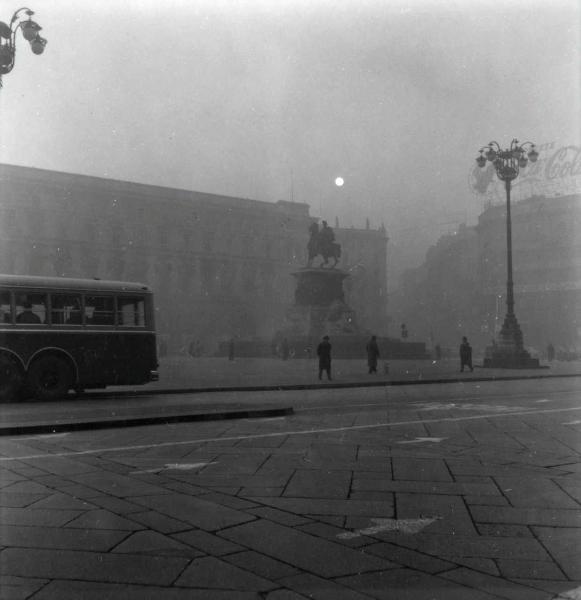 Milano - Veduta urbana animata - piazza del Duomo