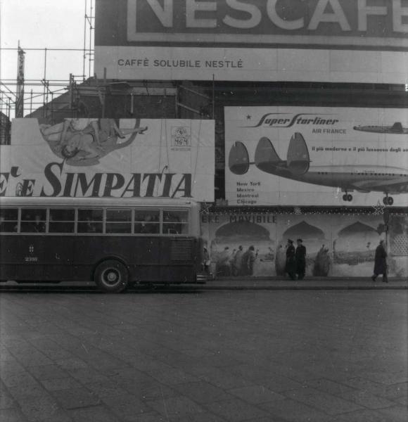 Milano - Veduta urbana animata - piazza del Duomo