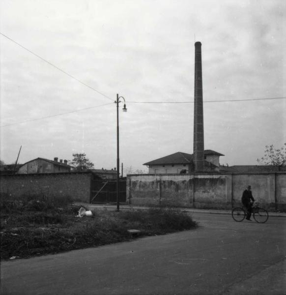 Milano - Veduta urbana animata - porta Ticinese - bicicletta