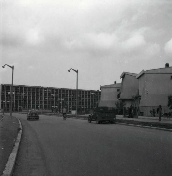 Milano - Veduta urbana animata - quartiere Harar - piazza Axum