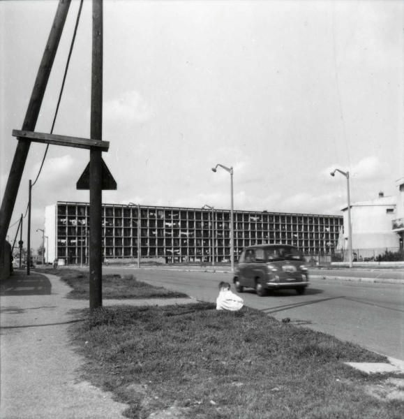 Milano - Veduta urbana animata - quartiere Harar - piazza Axum