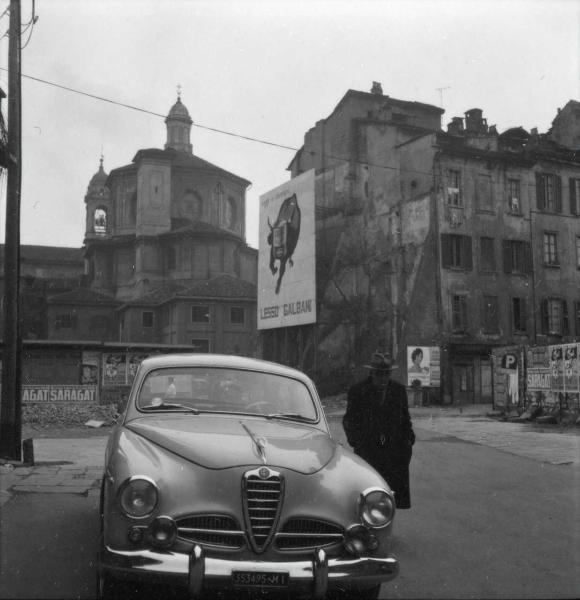 Milano - Veduta urbana animata - autovettura - manifesti