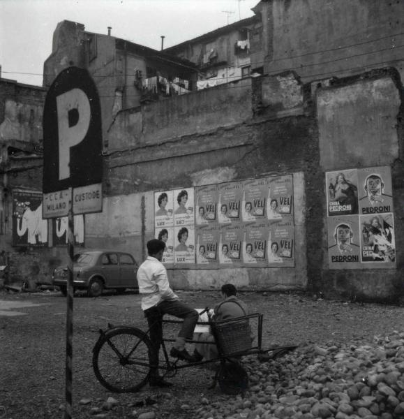 Milano - Veduta urbana animata - autovettura -  bicicletta - manifesti