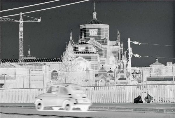 Milano - Veduta urbana animata - Stazione di Porta Garibaldi - autovettura