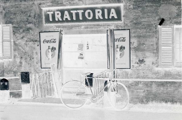 Milano - Veduta urbana - Porta Ticinese - via Magolfa - trattoria - bicicletta