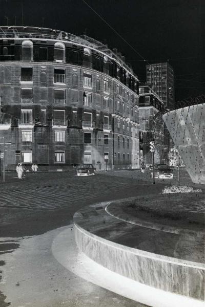 Milano - Veduta urbana animata - piazza Stati Uniti d'America - Ca' Brutta - Giovanni Muzio