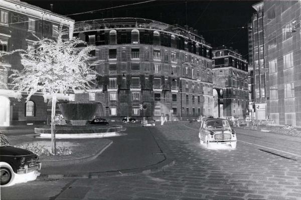 Milano - Veduta urbana animata - piazza Stati Uniti d'America - Ca' Brutta - Giovanni Muzio