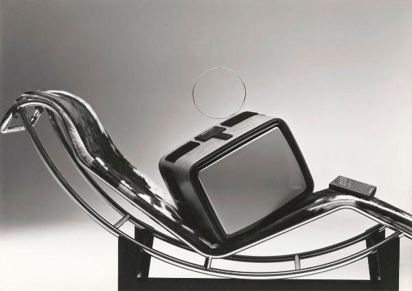 Milano - Studio Ballo&Ballo - televisore Brionvega Spot 2A TVC16 - Mario Bellini - Brionvega - 1978 - chaise longue LC4 - Le Corbusier - Pierre Jeanneret - Charlotte Perriand - Cassina - 1971