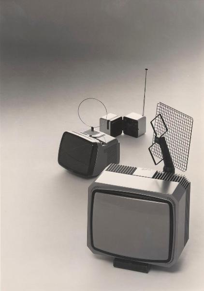 Milano - Studio Ballo&Ballo - televisore LED 20" - Mario Bellini - 1983 - televisore Algol - radio Cubo TS 505 - Marco Zanuso - Richard Sapper - 1964