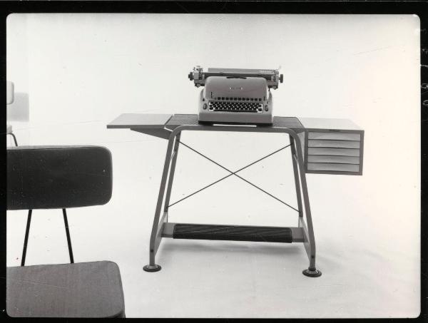 Tavolo per macchina da scrivere e sedia - Olivetti - Milano - Studio Ballo&Ballo