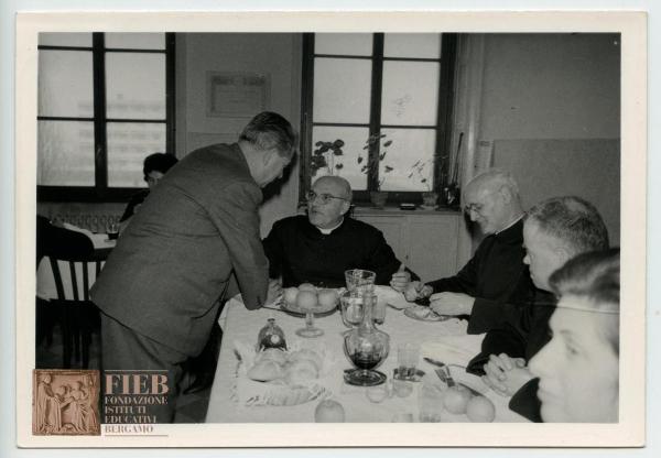 Orfanotrofio maschile di Bergamo - Interno - Pranzo - Tavolo - Rettore orfanotrofio maschile: Vittorio Gagliardi - Pietro Spertini - Sacerdoti - Vino - Cibo