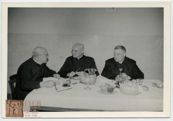 Orfanotrofio maschile di Bergamo - Interno - Pranzo - Tavolo - Rettore orfanotrofio maschile di Bergamo: Vittorio Gagliardi - Pietro Spertini -Sacerdoti - Vino - Cibo