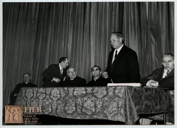 Orfanotrofio maschile di Bergamo - Interno - Assemblea - Pietro Spertini sulla sinistra - Preti - Consiglieri orfanotrofio - Palco - Tavolo