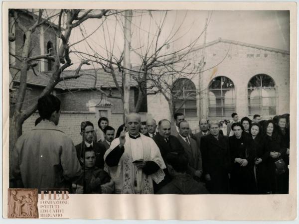 Orfanotrofio maschile di Bergamo - Bergamo - Esterno - Processione - Vittorio Gagliardi da la benedizione - Uomini - Donne - Bambini