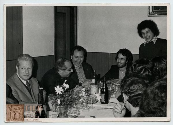 Orfanotrofio maschile di Bergamo - Sala da pranzo - Consiglio orfanotrofi - Consiglieri seduti ad tavola apparecchiata - Cibo - Vino - Fiori
