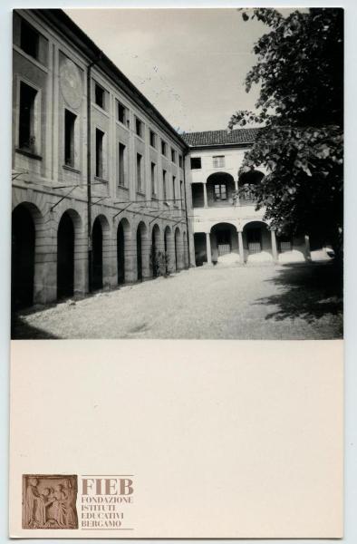 Orfanotrofio femminile del Conventino - Bergamo - Portico - Cortile