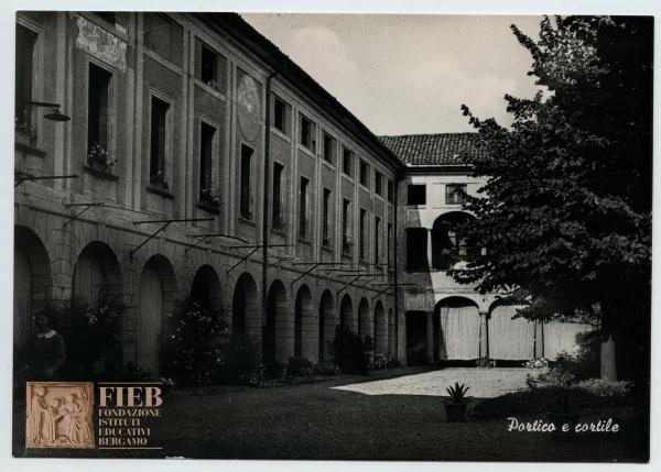 Orfanotrofio femminile del Conventino - Bergamo - Esterno - Portico - Cortile - Bambina in basso a sinistra - Albero