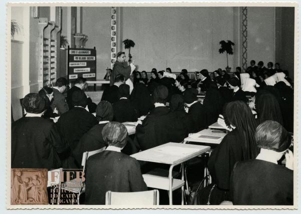 Orfanotrofio femminile del Conventino - Bergamo - Palestra: interno - Corso di aggiornamento per religiose educatrici - Vescovo Giuseppe Piazzi incontra le suore sedute dietro ai banchi -  Lezione - FIRAS