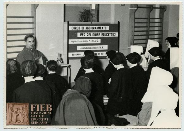 Orfanotrofio femminile del Conventino - Bergamo - Palestra: interno - Corso di aggiornamento per religiose educatrici - Vescovo Giuseppe Piazzi incontra le suore sedute dietro ai banchi -  Lezione - FIRAS