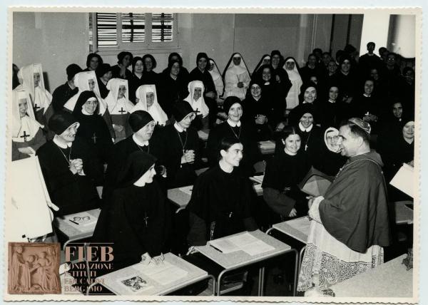 Orfanotrofio femminile del Conventino - Bergamo - Palestra: interno - Corso di aggiornamento per religiose educatrici - Vescovo Giuseppe Piazzi incontra le suore sedute dietro ai banchi -  Lezione - FIRAS