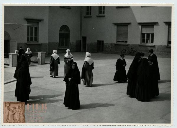 Orfanotrofio femminile del Conventino - Bergamo - Corso di aggiornamento per religiose educatrici - Suore in cortile - FIRAS