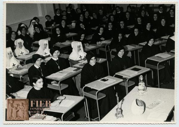 Orfanotrofio femminile del Conventino - Bergamo - Palestra: interno - Corso di aggiornamento per religiose educatrici - Lezione - Banchi - Suore - FIRAS