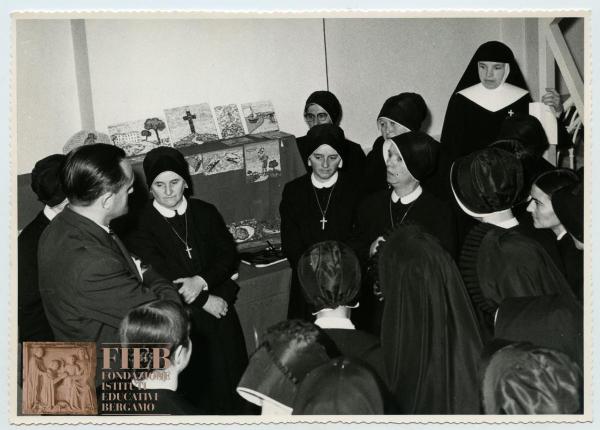 Orfanotrofio femminile del Conventino - Bergamo - Corso di aggiornamento per religiose educatrici - Suore in piedi conversano con un uomo - FIRAS
