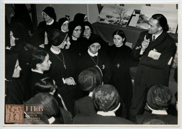 Orfanotrofio femminile del Conventino - Bergamo - Corso di aggiornamento per religiose educatrici - Suore in piedi conversano con un uomo - FIRAS