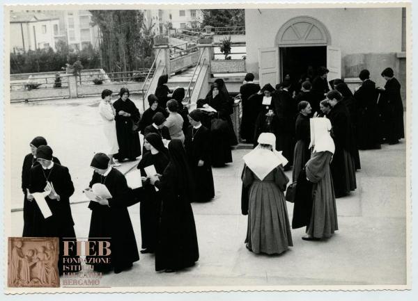 Orfanotrofio femminile del Conventino - Bergamo - Esterno: cortile - Corso di aggiornamento per religiose educatrici - Suore in pausa in cortile - Educatrici - FIRAS