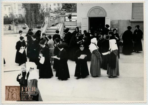 Orfanotrofio femminile del Conventino - Bergamo - Esterno: cortile - Corso di aggiornamento per religiose educatrici - Suore in pausa in cortile - Educatrici - FIRAS