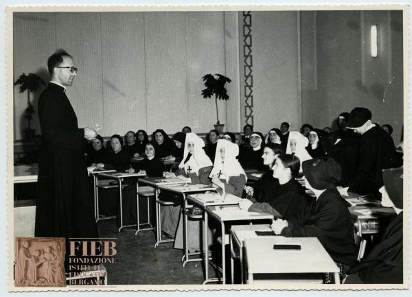 Orfanotrofio femminile del Conventino - Bergamo - Interno: palestra - Corso di aggiornamento per religiose educatrici - Prete tiene la lezione - FIRAS