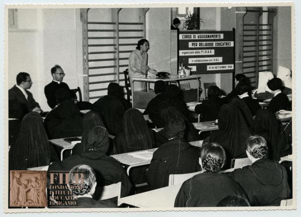 Orfanotrofio femminile del Conventino - Bergamo - Interno: palestra - Corso di aggiornamento per religiose educatrici - Una donna tiene la lezione - Un prete e un uomo seduti - FIRAS