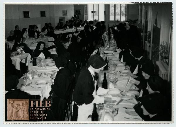 Orfanotrofio femminile del Conventino - Bergamo - Interno: sala da pranzo - Corso di aggiornamento per religiose educatrici - Suore ed educatrici a pranzo - FIRAS