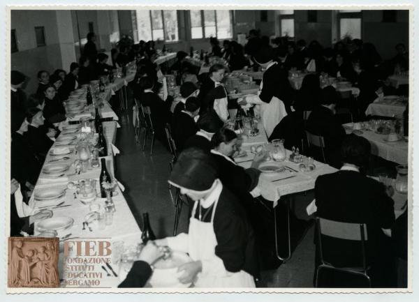 Orfanotrofio femminile del Conventino - Bergamo - Interno: sala da pranzo - Corso di aggiornamento per religiose educatrici - Suore ed educatrici a pranzo - FIRAS